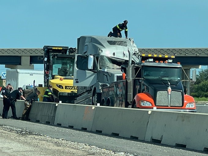 5.26.22_ACCIDENTNEWS_Multi-Vehicle Crash Involving Two 18-Wheelers on Gulf Freeway in Texas City_Photo