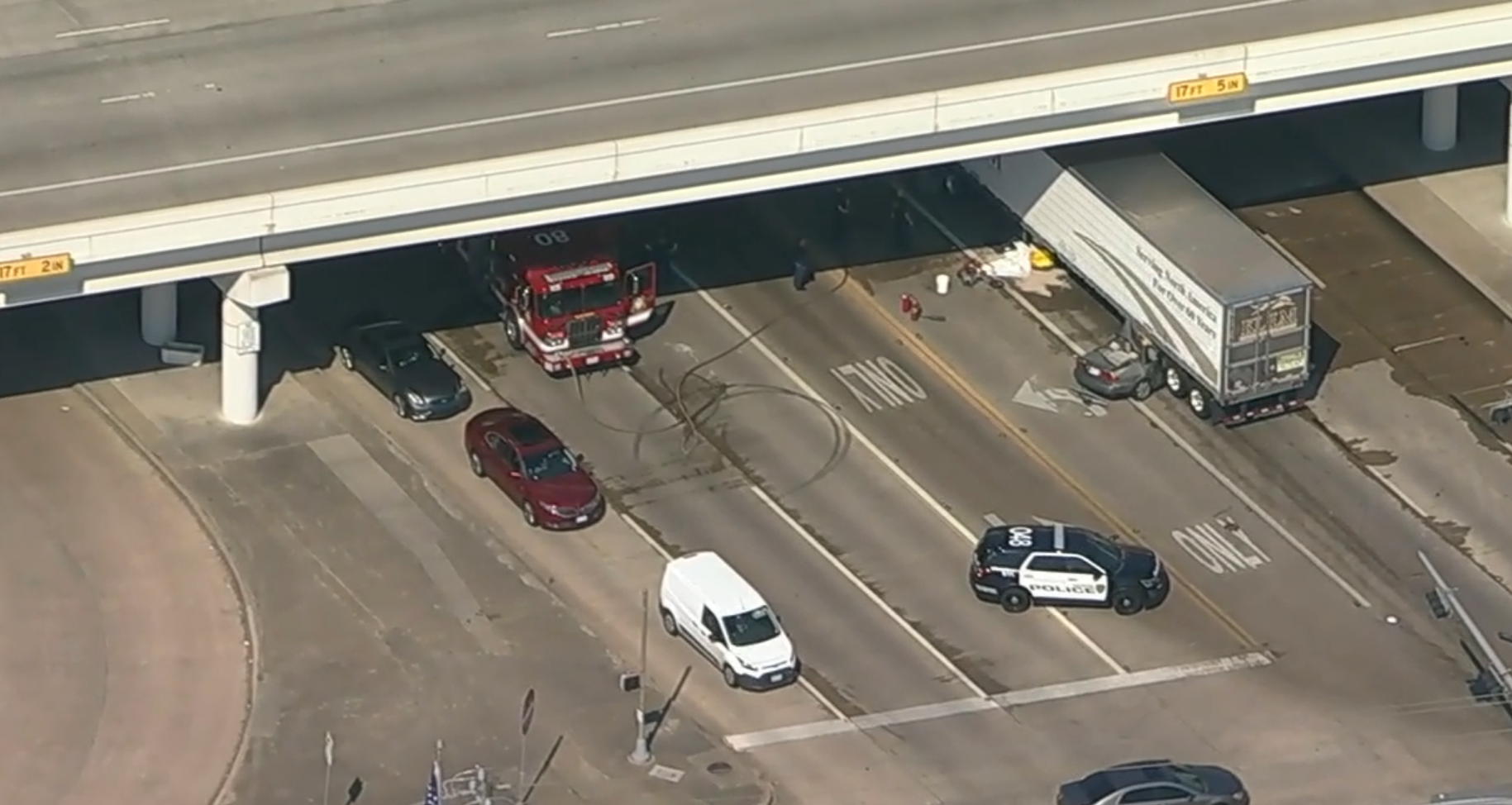 9.22.22_ACCIDENTNEWS_18 Wheeler Pins Vehicle on Beltway 8 and Fondren_Photo