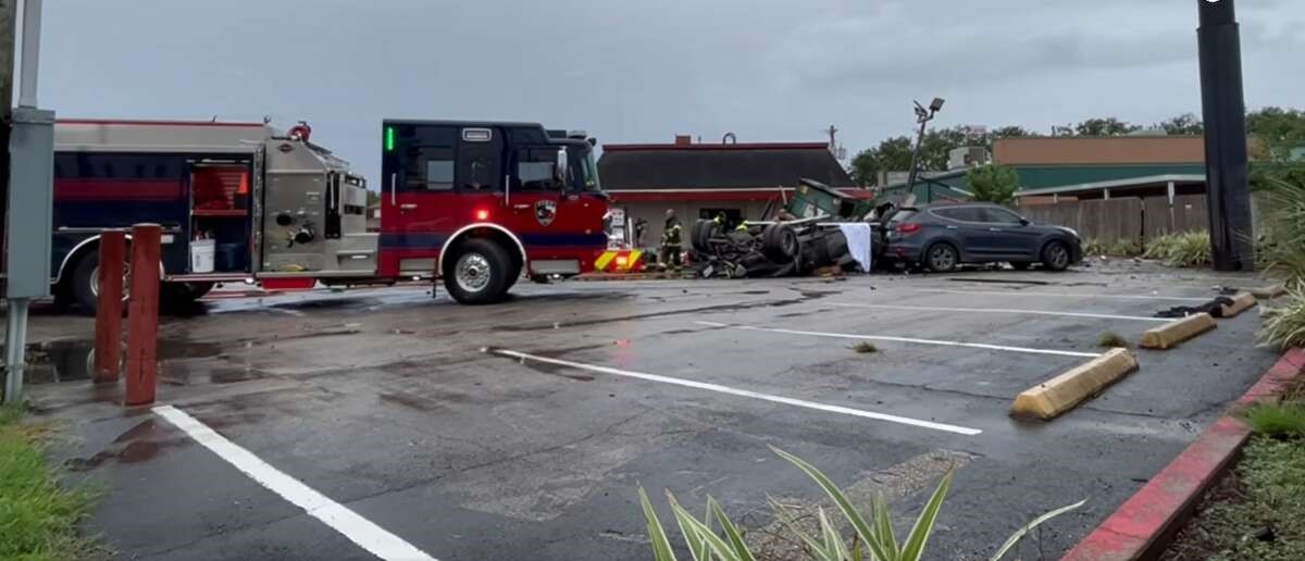 9.6.22_ACCIDENTNEWS_Truck Crash at La Marque Jack in the Box_Photo